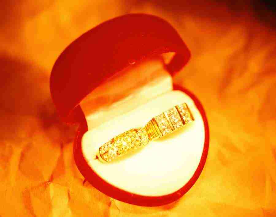 Money and Gold - AsiaImageBank ></a>
<script language=JavaScript> 
  var txt = 