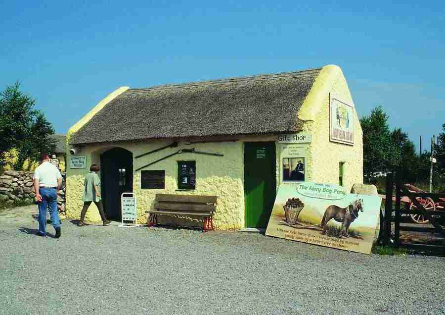 Ireland - BackArts ></a>
<script language=JavaScript> 
  var txt = 