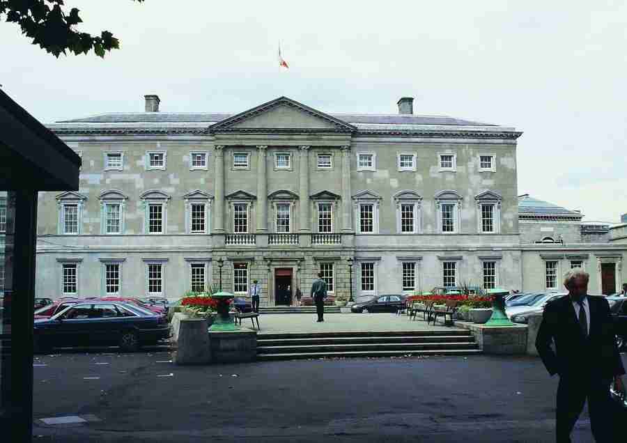 Ireland - BackArts ></a>
<script language=JavaScript> 
  var txt = 