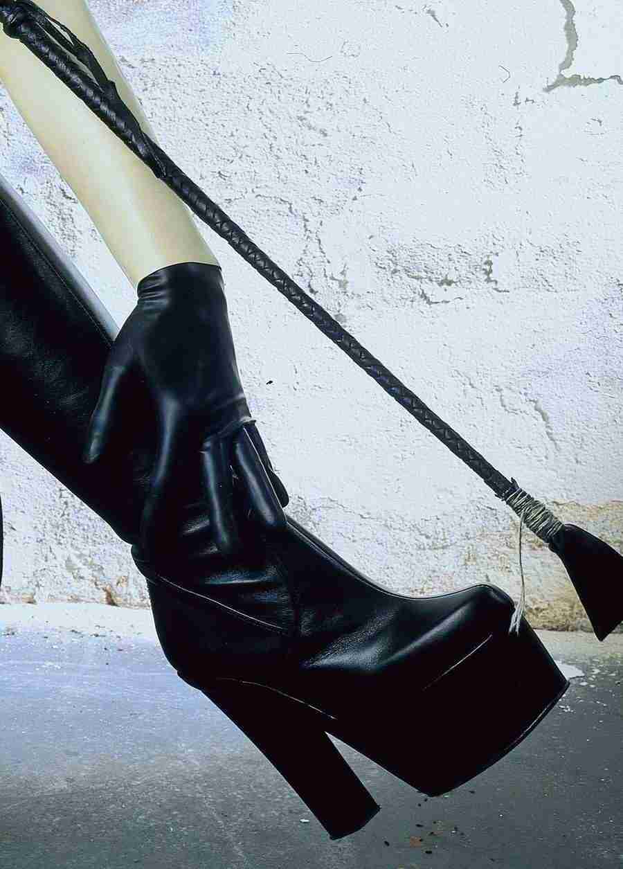 Lacquer and Leather - BackArts ></a>
<script language=JavaScript> 
  var txt = 