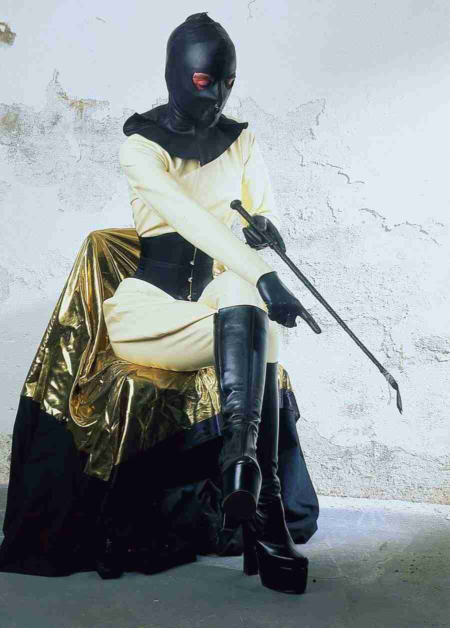 Lacquer and Leather - BackArts ></a>
<script language=JavaScript> 
  var txt = 