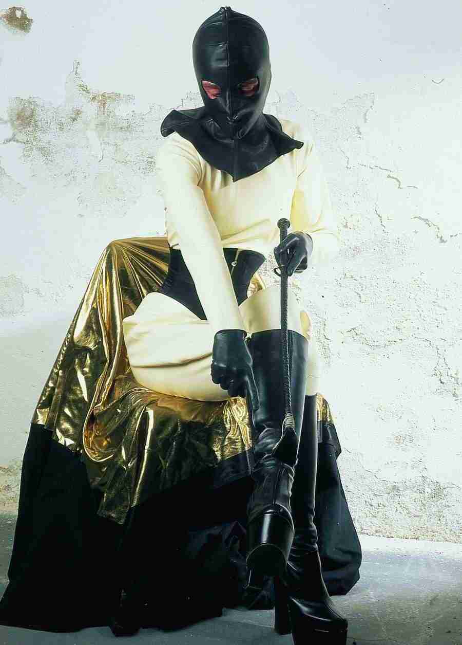 Lacquer and Leather - BackArts ></a>
<script language=JavaScript> 
  var txt = 