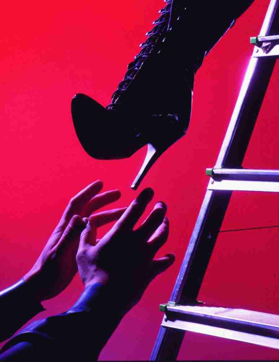 Lacquer and Leather - BackArts ></a>
<script language=JavaScript> 
  var txt = 