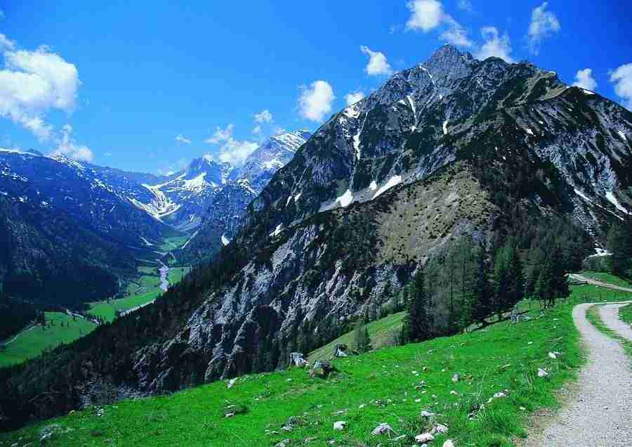 Mountains - BackArts ></a>
<script language=JavaScript> 
  var txt = 