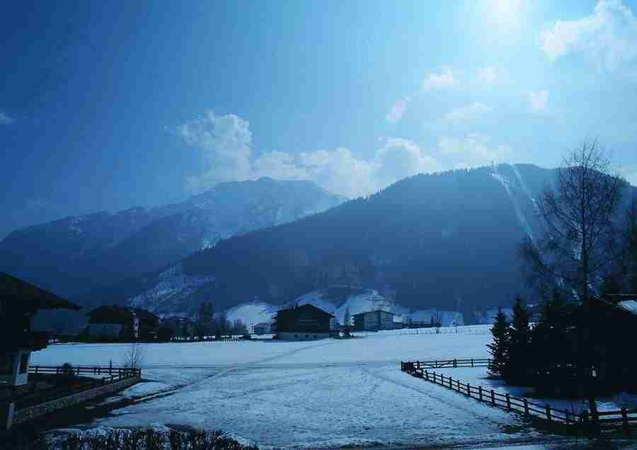 Mountains - BackArts ></a>
<script language=JavaScript> 
  var txt = 