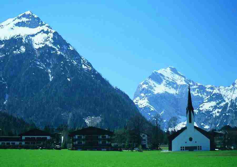 Mountains - BackArts ></a>
<script language=JavaScript> 
  var txt = 