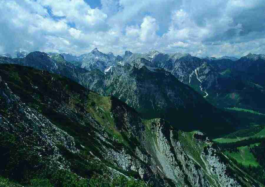 Mountains - BackArts ></a>
<script language=JavaScript> 
  var txt = 