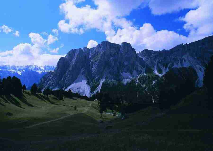 Mountains - BackArts ></a>
<script language=JavaScript> 
  var txt = 