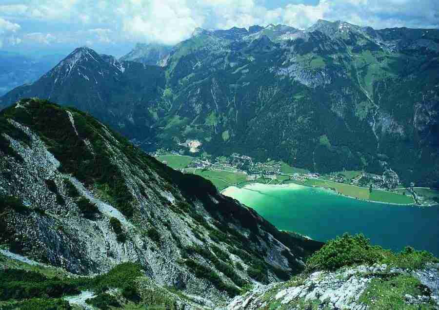 Mountains - BackArts ></a>
<script language=JavaScript> 
  var txt = 