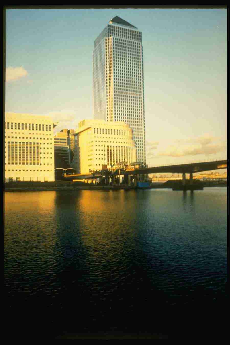 London England - Corel Professional Photos ></a>
<script language=JavaScript> 
  var txt = 