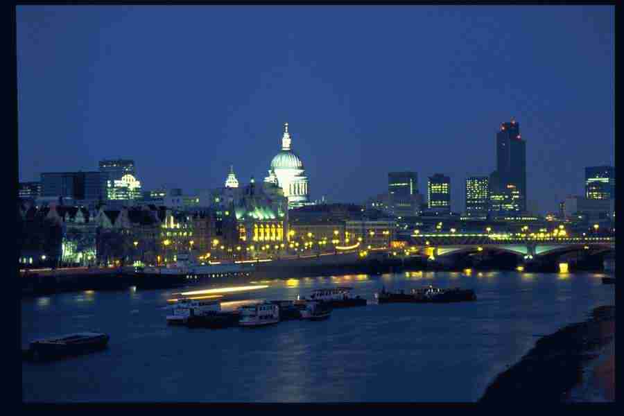 London England - Corel Professional Photos ></a>
<script language=JavaScript> 
  var txt = 