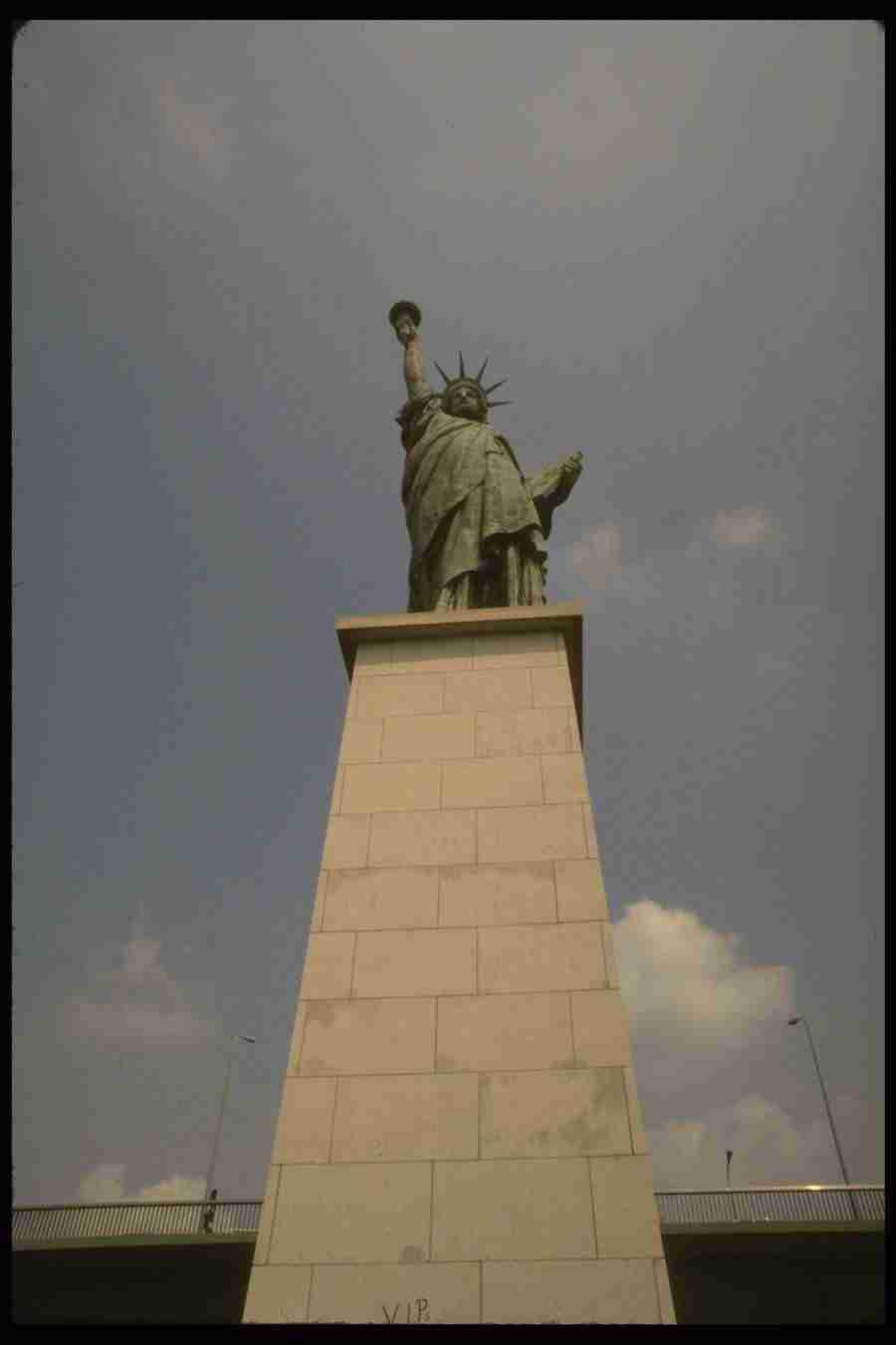 Paris - Corel Professional Photos ></a>
<script language=JavaScript> 
  var txt = 