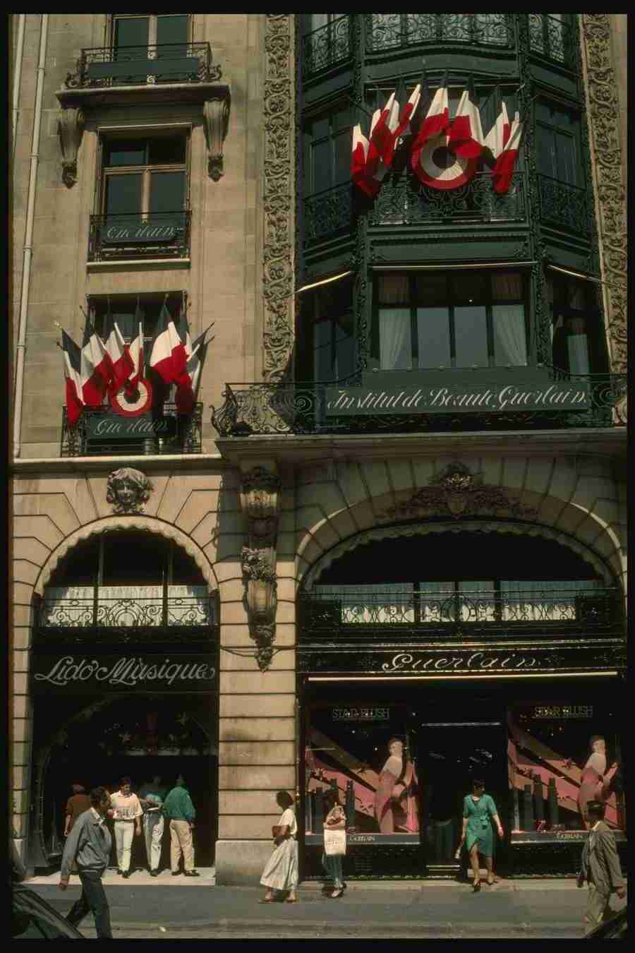 Paris - Corel Professional Photos ></a>
<script language=JavaScript> 
  var txt = 