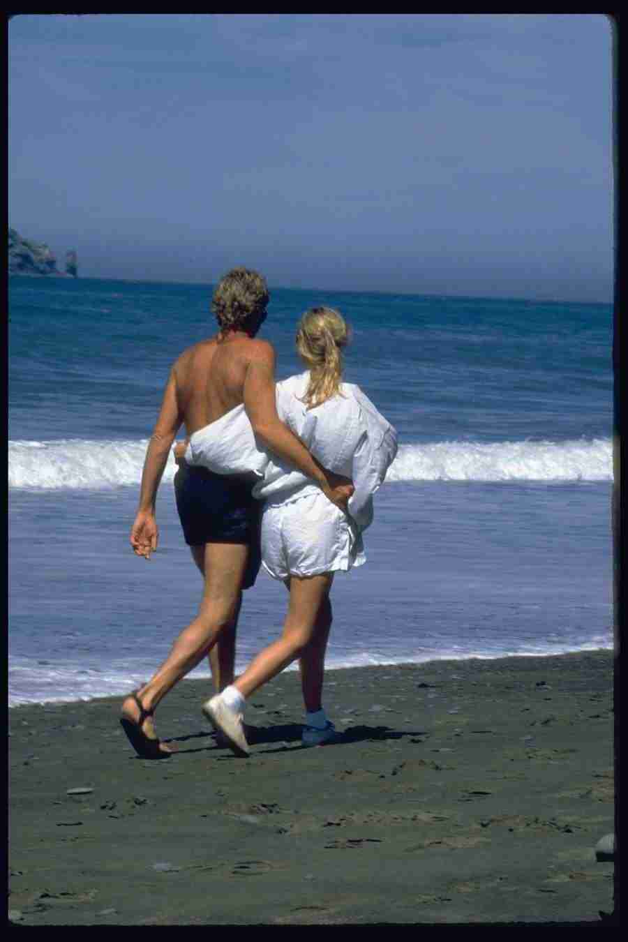 People - Corel Professional Photos ></a>
<script language=JavaScript> 
  var txt = 