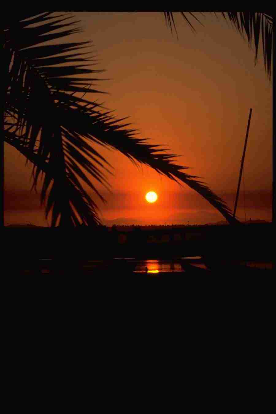 Sunsets Around The World - Corel Professional Photos ></a>
<script language=JavaScript> 
  var txt = 