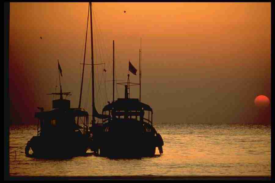 Sunsets Around The World - Corel Professional Photos ></a>
<script language=JavaScript> 
  var txt = 