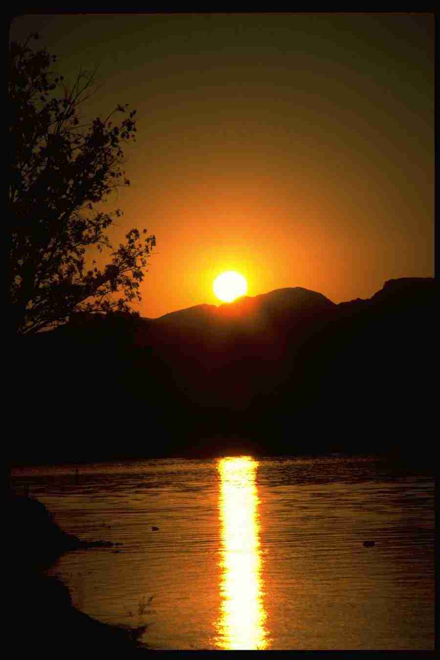 Sunsets Around The World - Corel Professional Photos ></a>
<script language=JavaScript> 
  var txt = 