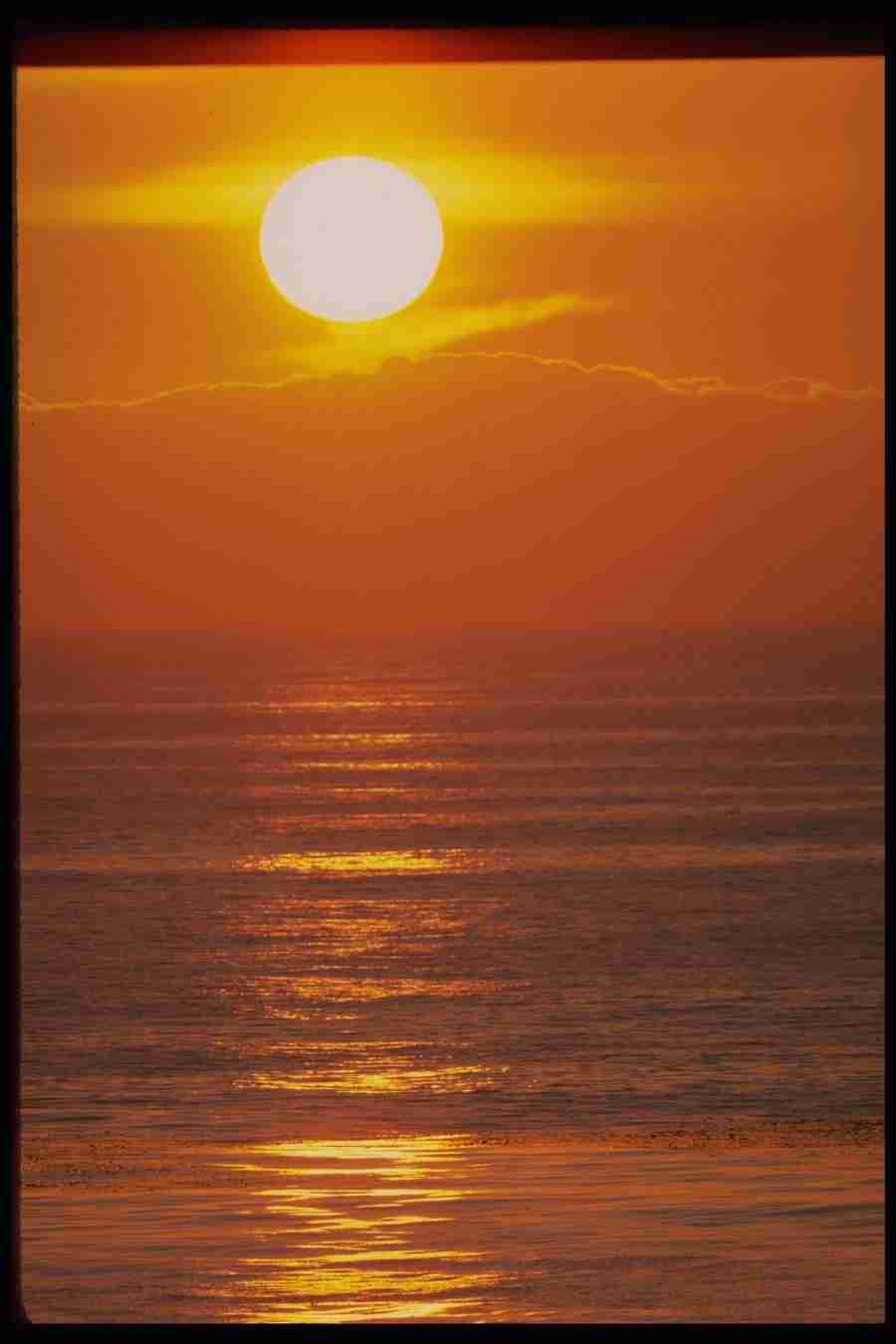 Sunsets Around The World - Corel Professional Photos ></a>
<script language=JavaScript> 
  var txt = 