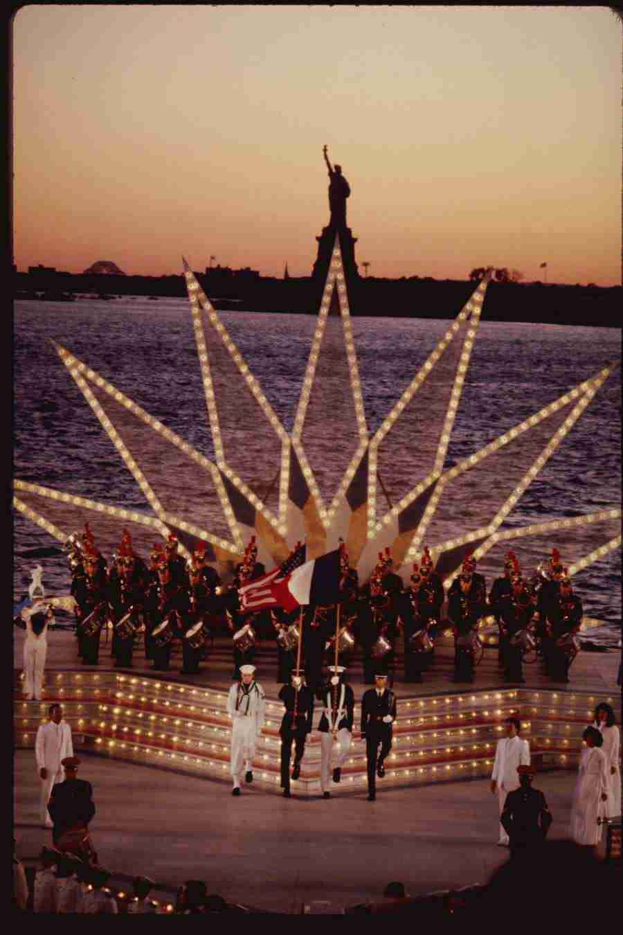 The Big Apple - Corel Professional Photos ></a>
<script language=JavaScript> 
  var txt = 