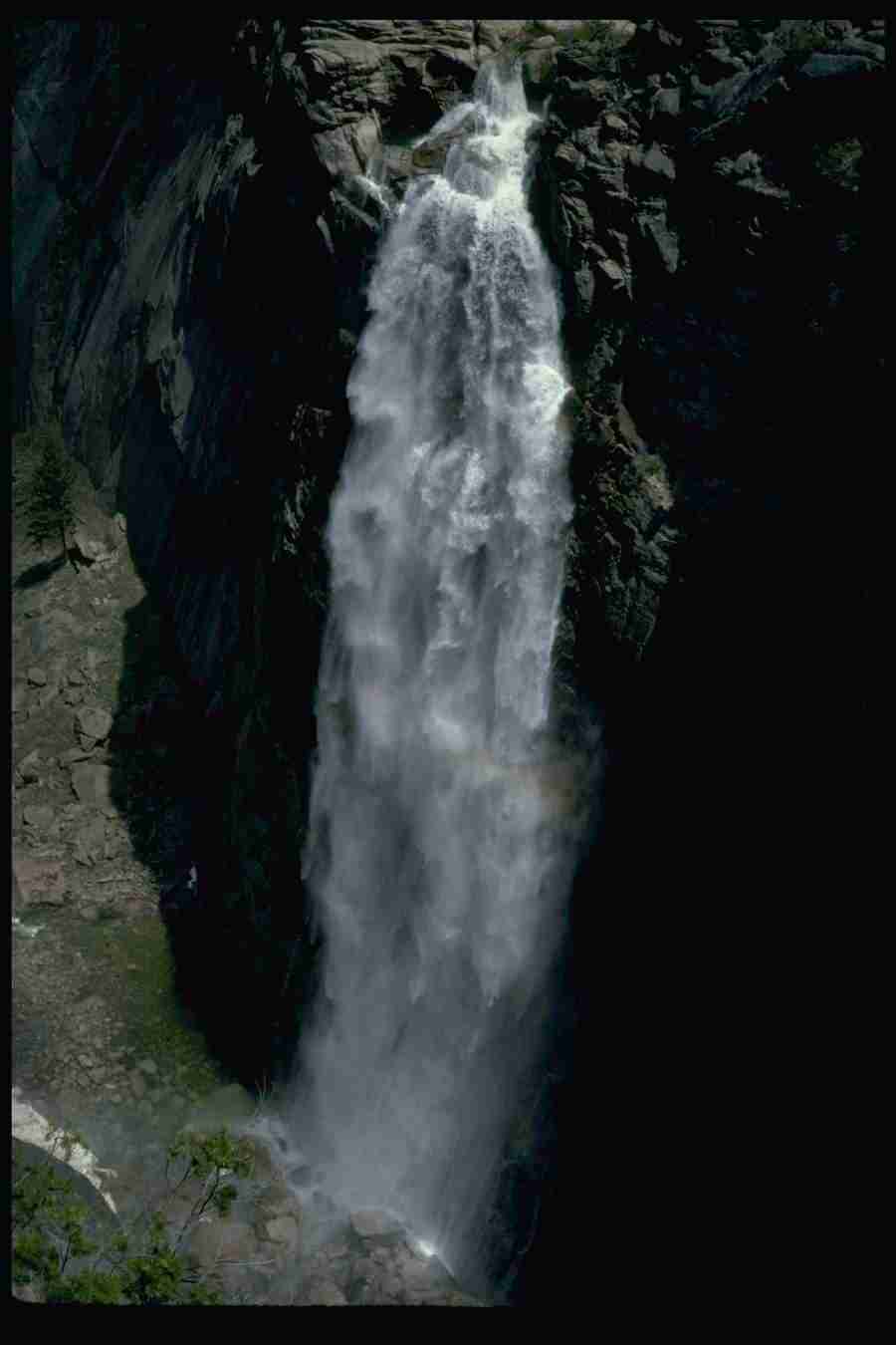Yosemite - Corel Professional Photos ></a>
<script language=JavaScript> 
  var txt = 