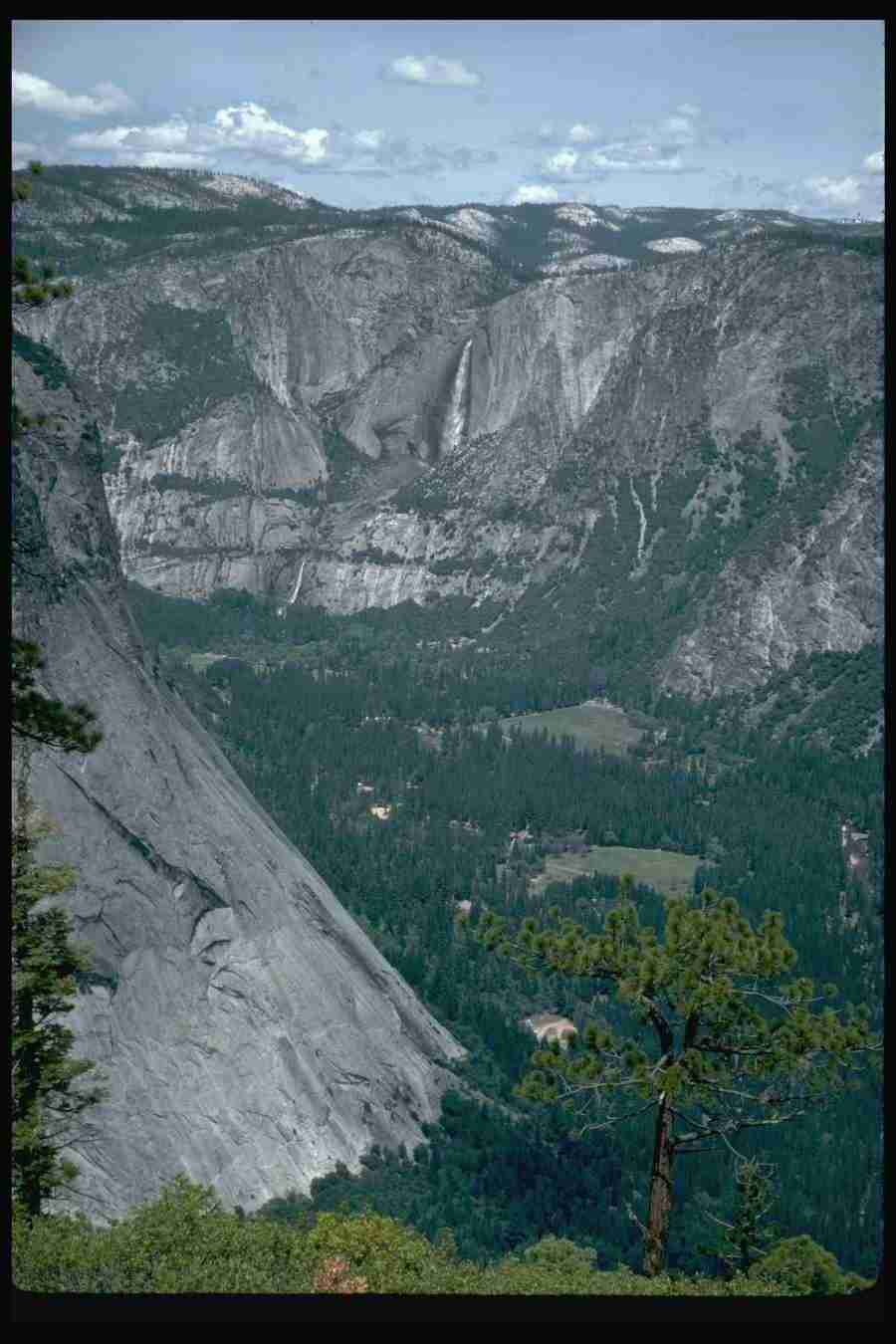 Yosemite - Corel Professional Photos ></a>
<script language=JavaScript> 
  var txt = 