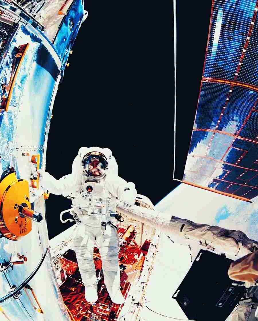 Space Exploration - Digital Vision ></a>
<script language=JavaScript> 
  var txt = 