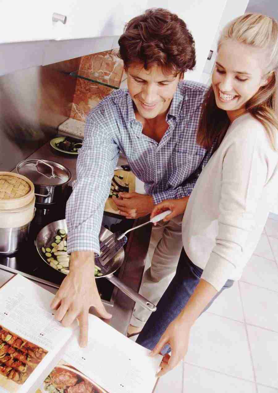 Young couples and groups - Image100 ></a>
<script language=JavaScript> 
  var txt = 