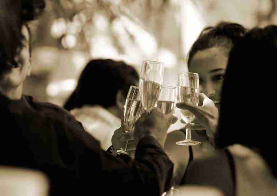 Young couples and groups - Image100 ></a>
<script language=JavaScript> 
  var txt = 