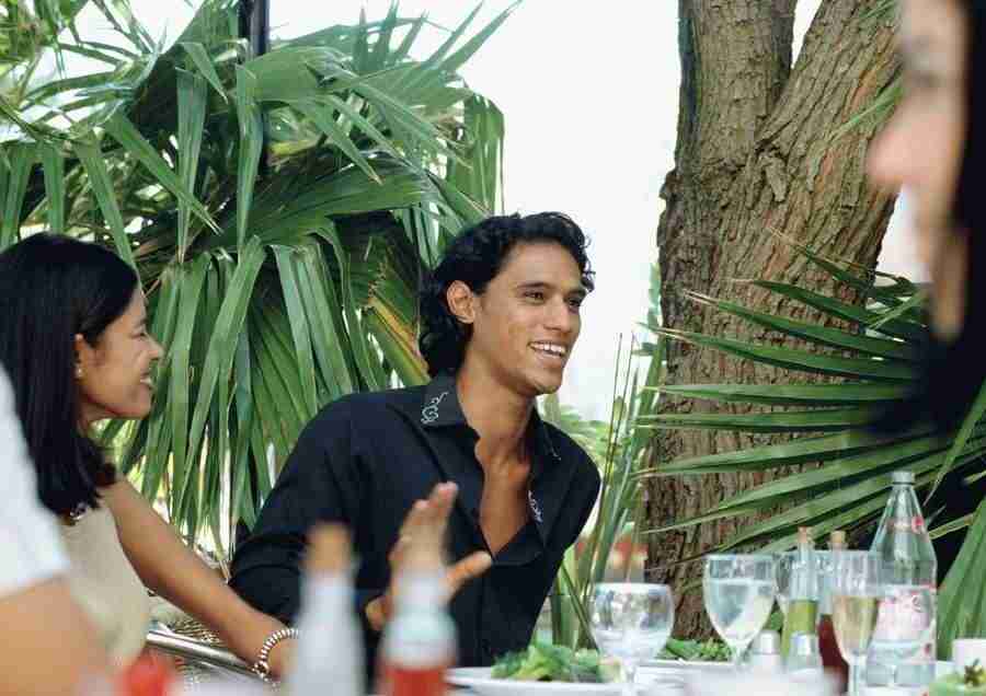 Young couples and groups - Image100 ></a>
<script language=JavaScript> 
  var txt = 