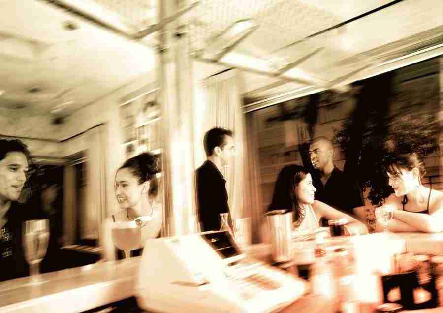 Young couples and groups - Image100 ></a>
<script language=JavaScript> 
  var txt = 