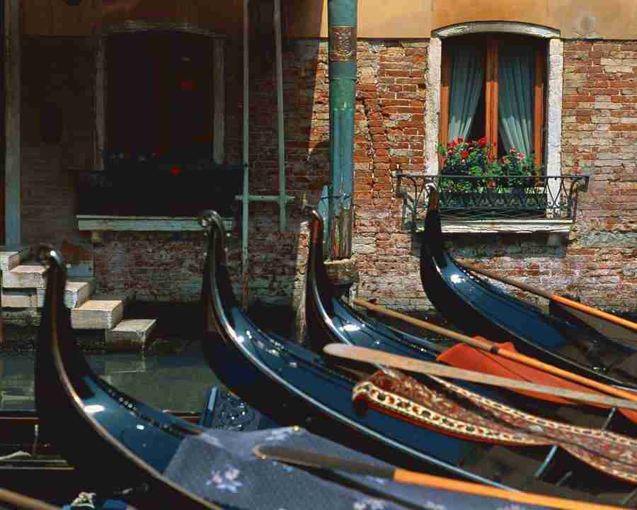 A Trip to Italy - Mixa Image Library ></a>
<script language=JavaScript> 
  var txt = 