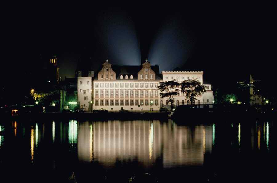 European Landmarks & Travel - Photodisc ></a>
<script language=JavaScript> 
  var txt = 