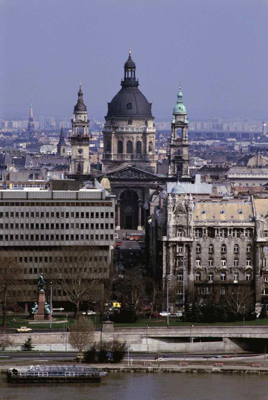 European Landmarks & Travel - Photodisc ></a>
<script language=JavaScript> 
  var txt = 