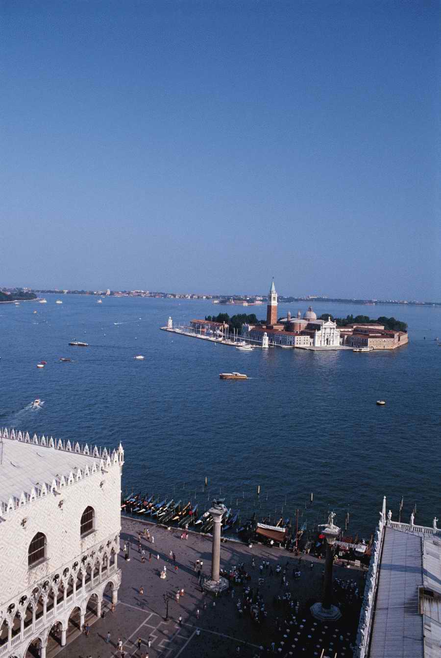 European Landmarks & Travel - Photodisc ></a>
<script language=JavaScript> 
  var txt = 