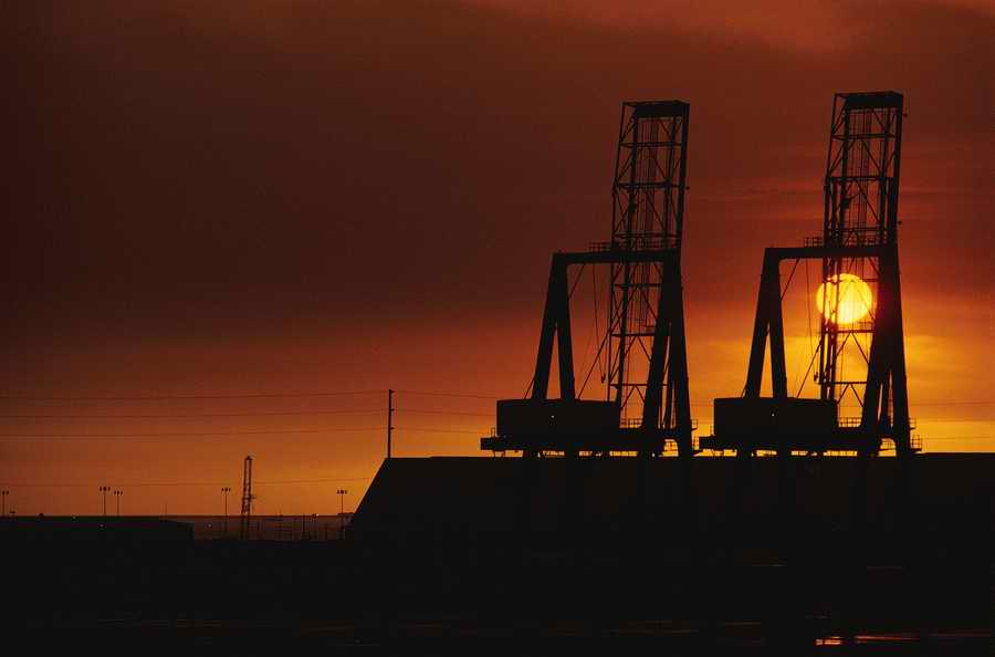 Industry & Transportation - Photodisc ></a>
<script language=JavaScript> 
  var txt = 