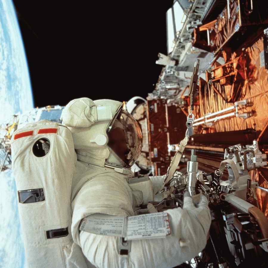 Spacescapes - Photodisc ></a>
<script language=JavaScript> 
  var txt = 