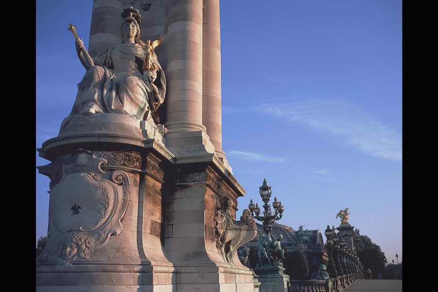 Esprit de Paris - Shibvisi ></a>
<script language=JavaScript> 
  var txt = 